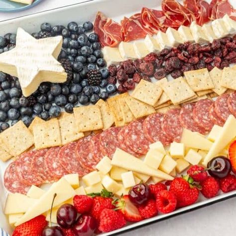 American Flag Charcuterie Board - Completely Christmas Red Neck Charcuterie Board, American Party Food, Flag Charcuterie Board, American Food Party, Charcuterie Picnic, Summer Appetizer Recipes, Star Shaped Cookies, Gluten Free Crackers, White Cheese