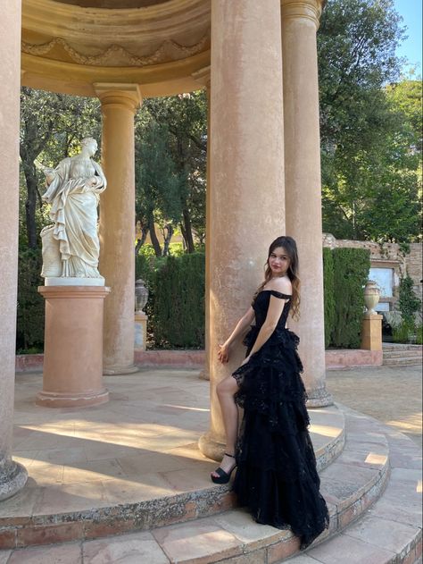 Palace Photoshoot Ideas, Palace Photoshoot, Poses Girly, Aesthetic Ball Gowns, Statue Museum, Princess Dress Prom, Whimsical Photoshoot, Birthday Poses, Palace Architecture