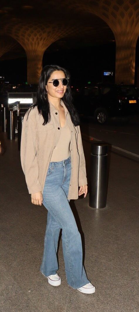 Shraddha Kapoor Outfits Casual, Midsize Outfit, Midsize Outfits, Casual College Outfits, Outfit Design, Shraddha Kapoor, Celebrity Look, Outfit Style, College Outfits