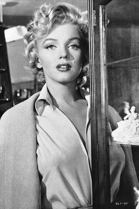 Getty Images  - ELLE.com Marilyn Niagara, Marilyn Monroe Old, Marilyn Monroe Poster, Photos Rares, Marilyn Monroe Portrait, Chevrolet Cavalier, Joe Dimaggio, Gentlemen Prefer Blondes, Richard Avedon