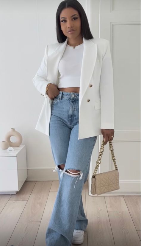 White Blazer Outfits, Mode Adidas, Stile Hijab, Blue Jean Outfits, Blazer Outfits For Women, Mode Kimono, Blazer Outfit, Woman Suit Fashion, Elegante Casual