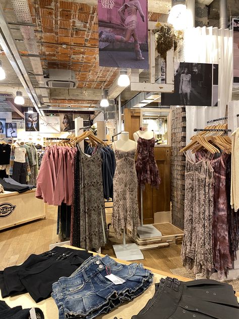 urban outfitters aesthetic Urban Outfitters Store Aesthetic, Urban Outfitters Display, Christmas List Clothes, Urban Outfitters Aesthetic, Urban Outfitters Store, Brand Proposal, Urban Outfitters Shop, Softball Stuff, Stuff Animals