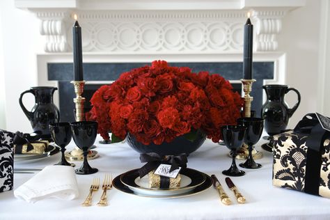 White Gold Christmas Table, Paris Engagement Party, Black White Gold Christmas, Gold Christmas Table, Carolyn Roehm, Tablescapes Outdoor, Roses And Carnations, White Gold Christmas, Carolyne Roehm