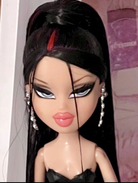 Bratz Doll With Bangs, Bratz Doll Black Hair, Bratz Doll Black, Leila Core, Bratz Core, Bratz Doll Makeup, Anime Bad, Bratz Girls, Bratz Inspired Outfits