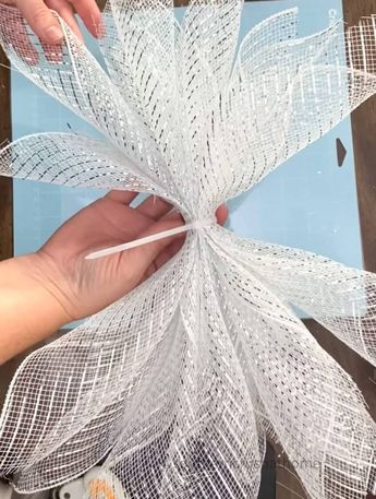 Deco Mesh Crafts, Christmas Angel Crafts, Deco Mesh Wreaths Tutorials, Deco Mesh Wreaths Diy, Holiday Wreaths Diy, Christmas Wreaths Diy Easy, Mesh Wreath Tutorial, Diy Christmas Wreaths, Christmas Angel Ornaments