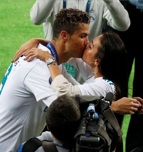 Georgina Rodriguez Kiss, Ronaldo Georgina, Cristiano Georgina, Cristiano Ronaldo Girlfriend, Cute Soccer Couples, Ronaldo Girlfriend, Madrid Girl, Soccer Couples, Football Girlfriend