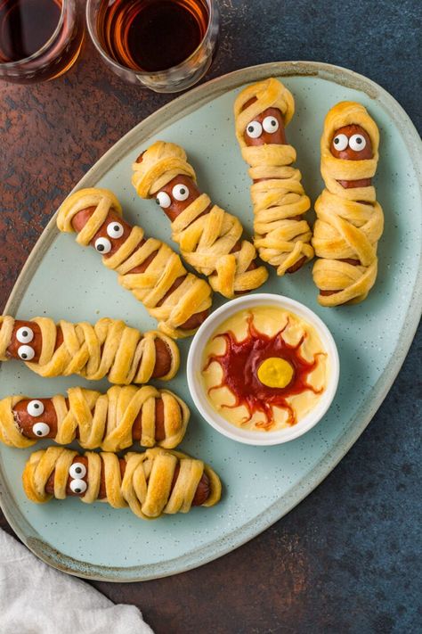 Mummy Pigs In A Blanket, Halloween Hot Dogs, Mummy Hot Dogs Recipe, The Best Dinner Recipes, Bloodshot Eye, Festa Hotel Transylvania, Halloween Hotdogs, Snack Halloween, Mummy Hot Dogs