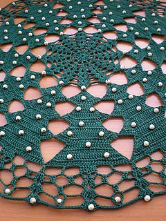 Crocheted christmas tablecloth- free pattern Crochet Xmas, Knit Christmas, Crochet Christmas Trees, Tree Table, Holiday Crochet, Christmas Crochet Patterns, Christmas Table Cloth, Crochet Tablecloth, Tire Cover