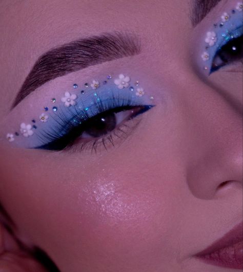 Blue Fairy Makeup, Demure Makeup, Blueberry Makeup, Festival Eye Makeup, Thigh Jewelry, Iconic Makeup, Eyeshadow Designs, Blue Makeup Looks, Vibrant Makeup