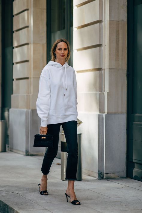 Day 6 White Hoodie Outfit Aesthetic, White Hoodie Outfit, Hoodie Outfit Aesthetic, Jeans Boots Outfit, Lauren Santo Domingo, Street Style 2018, Pretty Skirts, Jeans Boots, Embroidered Pants