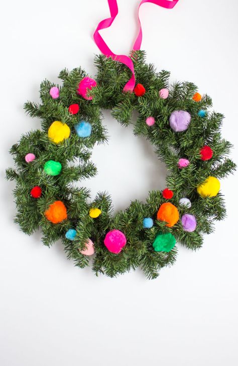 The easiest Christmas wreath ever! You only need 5 minutes to make this sweet pom-pom wreath! Diy Natal, Christmas Pom Pom, Pom Wreath, Pom Pom Wreath, Christmas Wreaths Diy Easy, Easy Christmas Wreaths, Wreaths Christmas, Pom Pom Crafts, Christmas Projects Diy