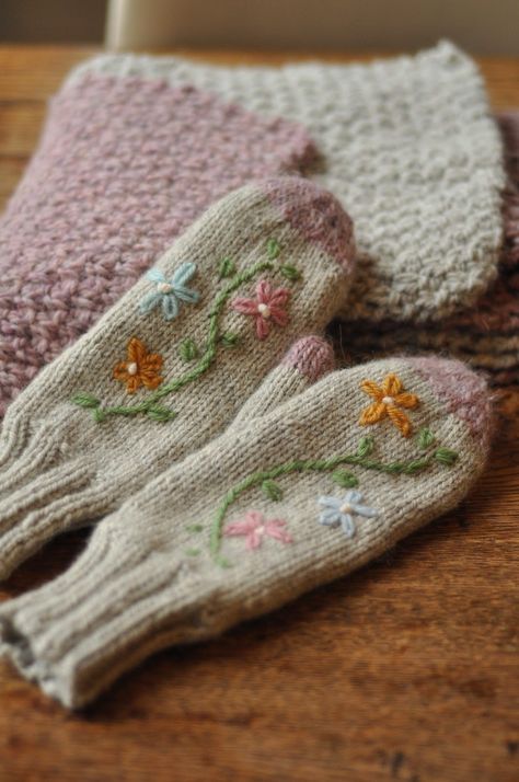 Embroidered Mittens Diy, Embroidered Wool Mittens, Mittens With Embroidery, Embroidery On Mittens, Embroider On Knit, Wool Embroidery On Knitting, Embroidery Mittens, Embroidered Knitting, Embroidered Mittens