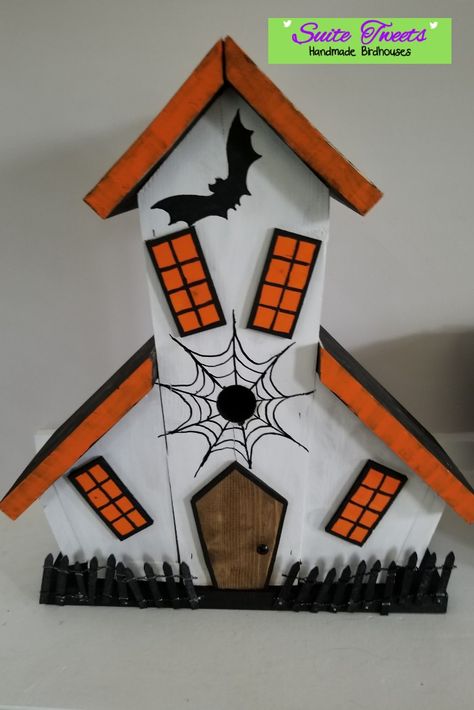 Halloween Birdhouse Halloween Birdhouses Ideas, Fall Birdhouses, Halloween Birdhouse, Birdhouse Plans, Birds House, Halloween Houses, Hand Painted Birdhouses, Bird Houses Ideas Diy, Handmade Birdhouses