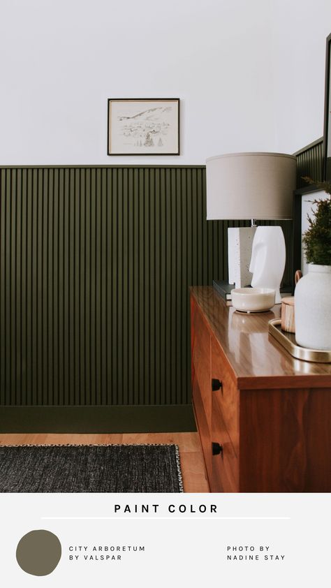 Hunter green home inspiration - green wainscoting with vertical wood slats. Bedroom or office wainscoting ideas. My favorite hunter green paint color and and home decor. All the olive green, hunter green, and army green home ideas. | Nadine Stay #officedecor #vintageart #wainscoting #huntergreen #greenpaint #verticalshiplap #huntergreenroom #bedroomideas #officedecorinspiration Wood Slat Wallpaper, Slat Wallpaper, Slat Walls, Walls Ideas, Wood Slat Wall, Green Walls, Office Makeover, Hus Inspiration, Design Del Prodotto