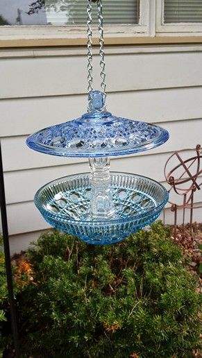 Glassware Garden Art, Glass Bird Bath, Glass Bird Feeders, Glassware Crafts, Bird Houses Ideas Diy, Homemade Bird Feeders, Diy Bird Bath, Glass Garden Flowers, Estilo Shabby Chic