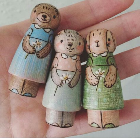 Wood Burned Peg Dolls, How To Make Peg Dolls, Peg Doll Painting Ideas, Painted Peg People, Peg Dolls Ideas Easy, Peg Doll Animals, Peg People Ideas, Peg Dolls Ideas, Diy Peg Dolls