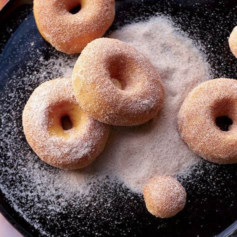 Sweetpotato Doughnuts—healthier and tastier because they’re baked, not fried! Thank you Food & Wine! #sweetpotato #doughnuts #donuts Potato Donuts, Baked Doughnuts, Doughnut Recipe, Mashed Sweet Potatoes, Beignets, Brunch Recipes, Wine Recipes, Breakfast Brunch, Sweet Potato