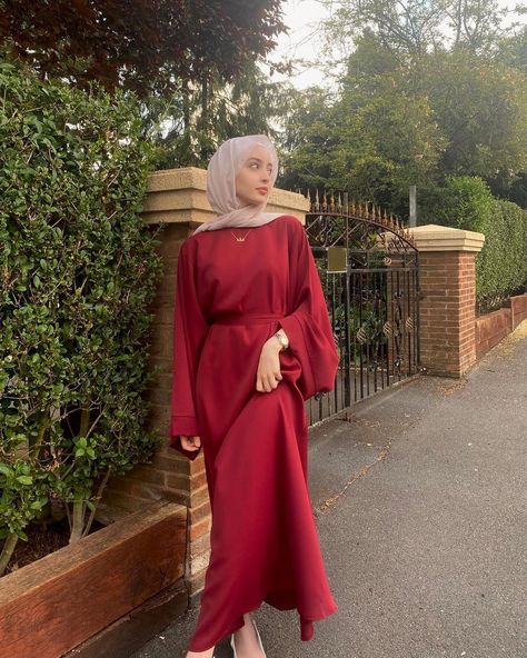 Red Dresses Hijab, Red Dress Hijab, Red Abaya, Red Hijab, Modest Outfits Muslim, Dresses Hijab, Outfit Modest, Chic Evening Dress, Dark Red Dresses