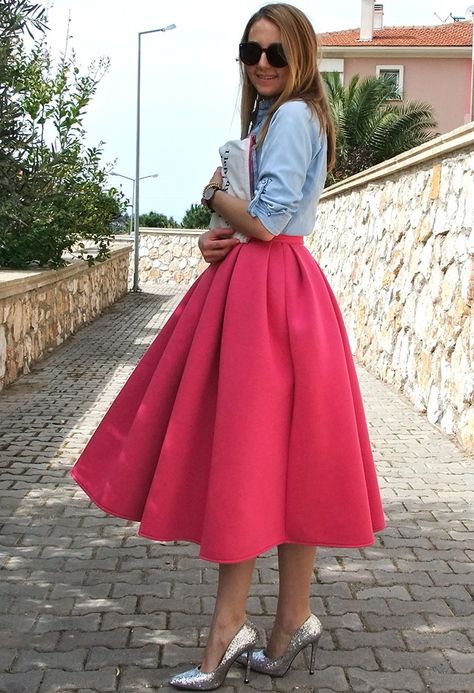 25 Trendy Midi Skirts Outfits - Pretty Designs Simple Skirts, Midi Rock Outfit, Mode Retro, Australian Style, Full Midi Skirt, Midi Skirt Outfit, Corporate Wear, Chique Outfits, Rock Outfit