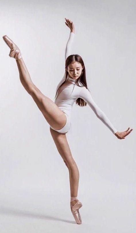 Tari Balet, Penari Balet, Ab Workouts At Home, Dancer Photography, Dance Photography Poses, Workouts At Home, Ballet Poses, Ballet Photos, Body Reference Poses