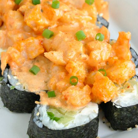 Recipe for whipping up this sushi restaurant copycat at home! The spicy sriracha shrimp and cool cucumber in this sushi roll are a match made in heaven! Volcano Sauce Recipe, Volcano Roll Sushi, Sushi Vegetarian, Fancy Sushi, Homemade Volcano, Volcano Roll, Sushi Ideas, Sushi Recipes Homemade, Sushi Roll Recipes