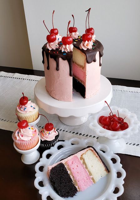 Summer Mini Cakes, Banana Split Aesthetic, Cake Ideas Preppy, Split Birthday Cake, Cake Ideas Summer, Summer Cake Designs, Birthday Cake Summer, Preppy Birthday Cake, Summer Cake Ideas