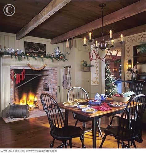 Eye For Design: Decorating In The Primitive Colonial Style Colonial Dining Room, Hearth Fireplace, Early American Decor, Keeping Rooms, Primitive Dining Rooms, Pine Boughs, Primative Decor, Colonial Interior, Windsor Chairs