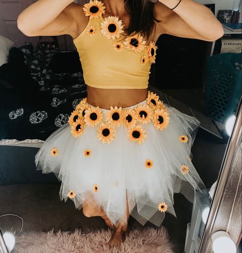 Sunflower Halloween Costume Diy, Sunflower Costume Diy Women, Sunflower Costume For Women, Yellow Costume Ideas, Yellow Fairy Costume, Sunflower Halloween Costume, Karneval Costume, Dyi Costume, Sunflower Costume