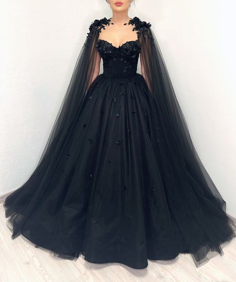 Tulle Corset, Boda Ideas, Gothic Floral, Black Ball Gown, Corset Gown, Train Party, Dark Wedding, Women Bride, Prom Ball Gown