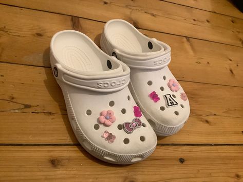 Pink Crocs With Jibbitz, White Crocs Jibbitz Ideas, Jibbitz Crocs Ideas, Jibbitz Ideas, Crocs With Jibbitz, Jibbitz Crocs, Crocs Ideas, White Crocs, Pink Crocs