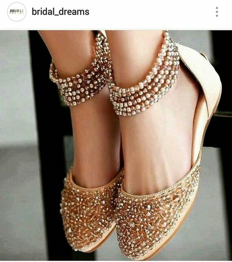 Bridal footwear!! No heels! Indian Wedding Shoes, Indian Shoes, Beaded Shoes, Wedding Shoes Bride, Bridal Sandals, Churidar, Mode Vintage, Stylish Shoes, Indian Bridal