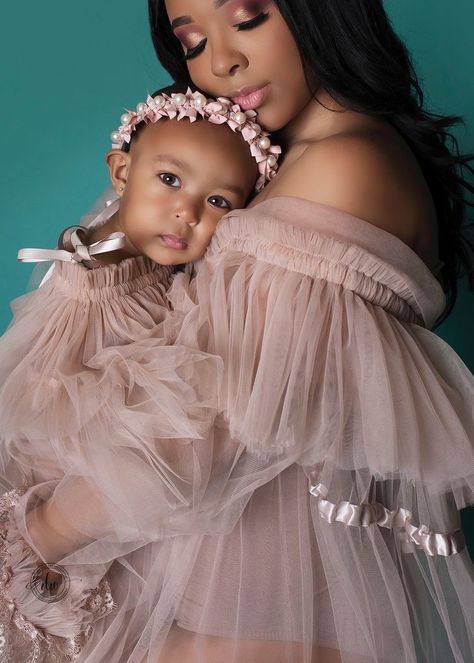 Image discovered by Zoé on We Heart It Mommy Daughter Photography, Mommy Daughter Photoshoot, Mommy Daughter Pictures, Mommy Daughter Photos, Daughter Photoshoot, Mother Daughter Photoshoot, Mommy And Me Photo Shoot, Mom Daughter Outfits, Mother Daughter Photos