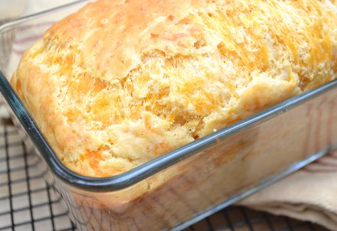 A garlicky cheddar cheese quick bread ready in about an hour from start to finish. Easy, cheesy, foolproof - delicious | www.craftycookingmama.com Bisquick Breads, Cheddar Cheese Quick Bread, Cheese Quick Bread, Quick Bread Recipe, Cheese Bread Recipe, No Yeast Bread, Cooking Mama, Yeast Bread, Bread Maker