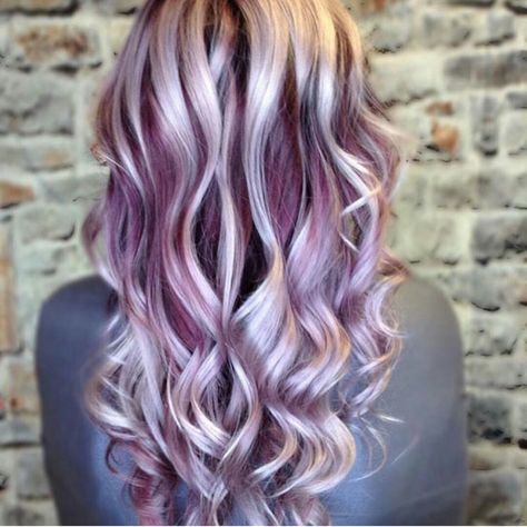 Purple Blonde Hair, Purple Hair Highlights, Purple Highlights, Lilac Hair, Gorgeous Hair Color, Haircut Short, Lavender Hair, Hair Color Purple, Hair Color Highlights