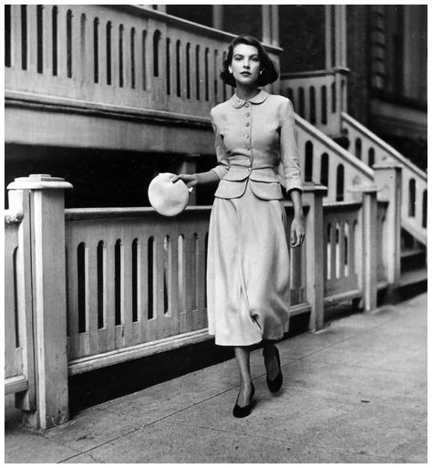 Model wearing two-piece dress by Mollie Parnis, photo by Frances McLaughlin, Vogue, July 1948 Glam Punk, Vogue Photo, Fashion 1940s, Look Retro, Vintage Fashion Photography, Rita Hayworth, Vintage Suits, 40s Fashion, Retro Mode