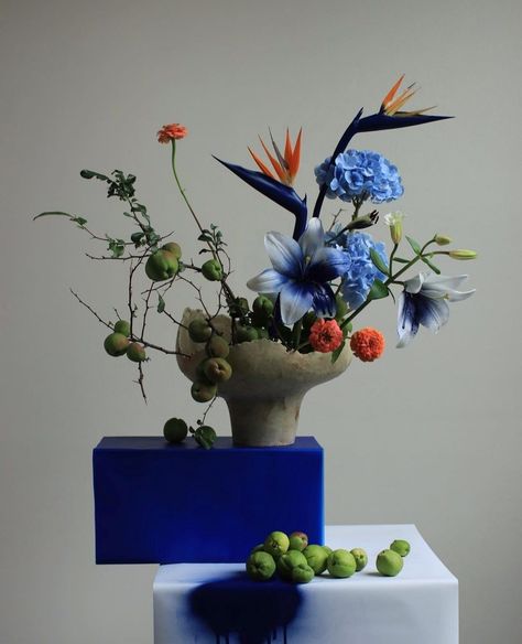 Experimental Flower Arrangement, Unconventional Flower Arrangements, Modern Ikebana Flower Arrangement, Ikebana Wedding Flowers, Abstract Floral Arrangements, Asian Tablescape, Unusual Flower Arrangements, Arreglos Ikebana, Unique Flower Vases