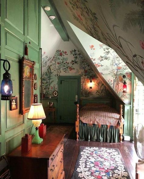 Cozy Attic Bedroom, Cozy Attic, Boho Kids Room, Victorian Bedroom, Shabby Chic Living, Attic Bedrooms, Cute Dorm Rooms, Shabby Chic Living Room, Attic Bedroom