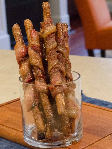 Spicy Bacon Wrapped Pretzel Rods - Simple Awesome Cooking Bacon Wrapped Food, Bacon Wrapped Snacks, Bacon Wrapped Recipes, Bacon Snacks, Spicy Bacon, Yummy Deserts, Homemade Dinner Rolls, Pretzel Rods, Party Snack