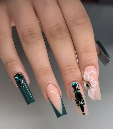 Cute Nails For Quinceanera, Green Nails Ideas Acrylic, Elegant Emerald Green Nails, Emerald Green Nails With Flowers, Acrylic Nails For Green Dress, Eucalyptus Nails Design, Emerald Green Sparkly Nails, Gel Nails Ideas Short Green, Green Esmeralda Nails