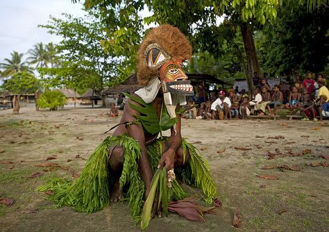 Papua New Guinea Melanesian People, New Ireland Province, Mask Dance, West Papua, Eric Lafforgue, Animal Education, Architecture Tattoo, Interesting People, New Guinea