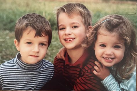 Sibling Trio Aesthetic, Triplets Aesthetic 2 Boys 1 Girl, Luke Holland, Nanowrimo Inspiration, 5 Siblings, Teen Doctor, Sibling Poses, Sister Photos, Ideal Boyfriend