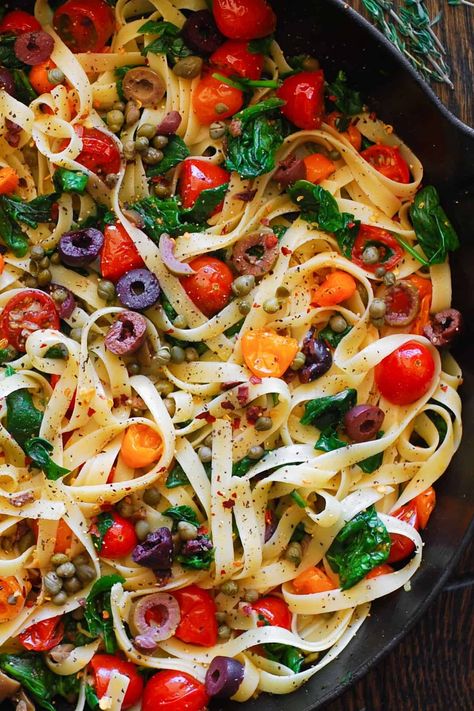 tomato spinach fettuccine pasta with olives, capers - in a cast iron skillet. Grape Tomato Recipes, Tomato And Spinach Pasta, Gourmet Entrees, Spinach Fettuccine, Pasta With Olives, Simple Spinach Salad, Lemon Garlic Butter Sauce, Tomato Spinach, Linguine Pasta