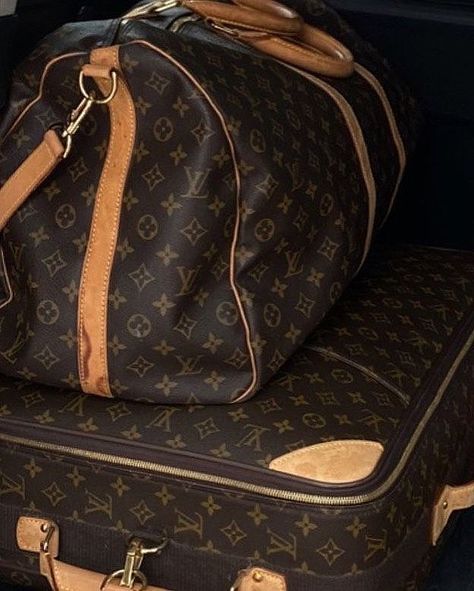 Adèle Grisoni on Instagram: “still here” Louis Vuitton Luggage Aesthetic, Luggage Aesthetic, Gilmore Girls Seasons, Louis Vuitton Luggage, Louis Vuitton Travel, Queen B, Suitcases, White Beige, Color Theory