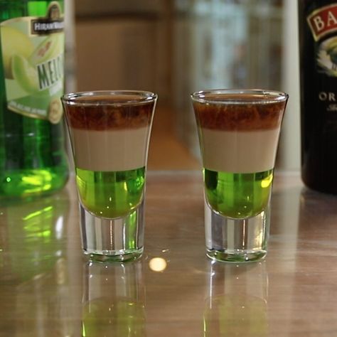 Spot these Loch Ness Monster Shots out in the wild and you're guaranteed to track 'em down, 'cause they're dang tasty. To make these simple layered shots, combine melon liqueur, Irish cream, and Jägermeister, and then prepare for three punches of delicious flavors to your tongue. Hello Shots, Sweet Drinks Recipes, Layered Shots, Shots Alcohol Recipes, Shooter Recipes, Bar Shots, Melon Liqueur, Slushie Recipe, Cocktail Shots