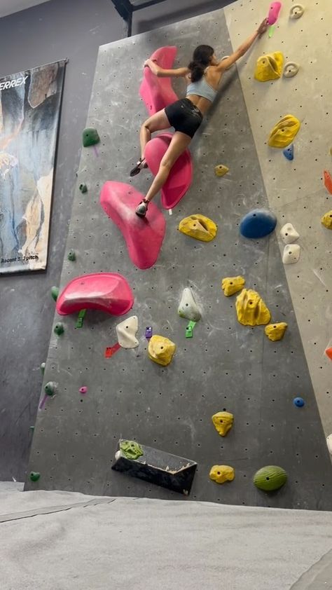 Rock climbing - bouldering #climb #bouldering #fitness Bouldering Gym Aesthetic, Indoor Rock Climbing Aesthetic, Escalade Aesthetic, Bouldering Outfit, Bouldering Aesthetic, Rock Climbing Aesthetic, Climbing Aesthetic, Indoor Bouldering, Climbing Indoor