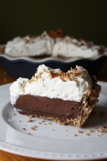 Chocolate-Covered Pretzel Pudding Pie Pretzel Pie Crust Recipes, Pie With Pretzel Crust, Pie Crust Dessert, Pretzel Pie, Chipotle Burrito, Chocolate Covered Pretzel, Pudding Pie, Pretzel Crust, Pudding Pies