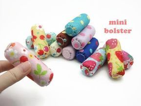 DIY miniature bolster pillow American Girl Doll House, Mini Dollhouse, Diy Miniatures, Mini Ideas, Dolls Diy, Pillow Tutorial, Doll Diy Crafts, Doll Clothes Barbie, Barbie Stuff