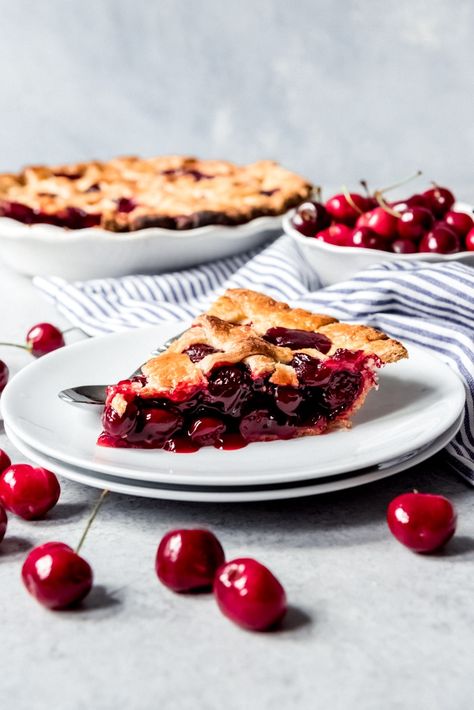 easy Homemade Cherry Pie recipe... Best Cherry Pie Recipe, Tart Cherries Recipes, Homemade Cherry Pie, Pie Crust Shield, Homemade Cherry Pies, Beaux Desserts, Cherry Pie Recipe, Canned Cherries, Pie Slice