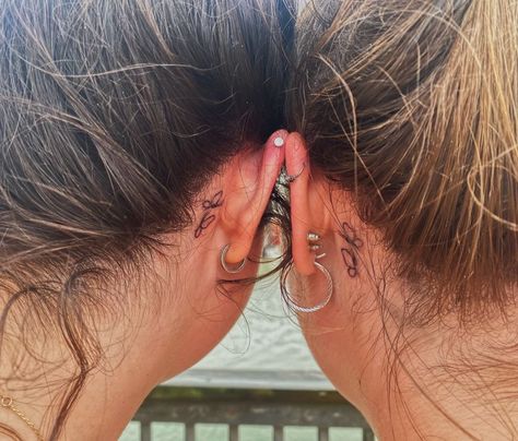 Matching Tattoos For Best Friend Group, Best Friend Ear Tattoos, Best Friend Behind The Ear Tattoos, Behind The Ear Best Friend Tattoo Ideas, Behind The Ear Tattoo Ideas Best Friends, Behind The Ear Matching Tattoos, Matching Ear Tattoos, Sister Tattoos Behind Ear, Connected Tattoos Best Friend