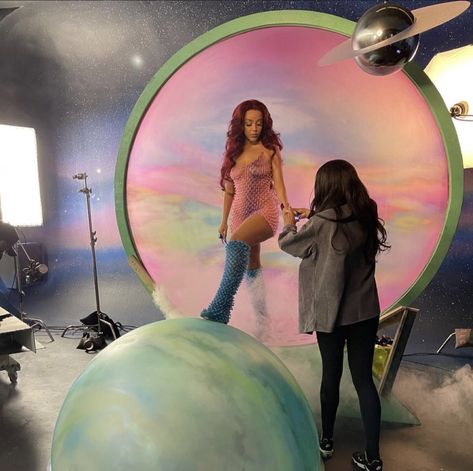 Doja Cat Planet Her, The Scene Aesthetic, Planet Her, Scene Aesthetic, Famous Pictures, H.e.r Aesthetic, Mother Cat, Cat Icon, Model Aesthetic